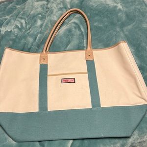 Vineyard Vines weekender bag